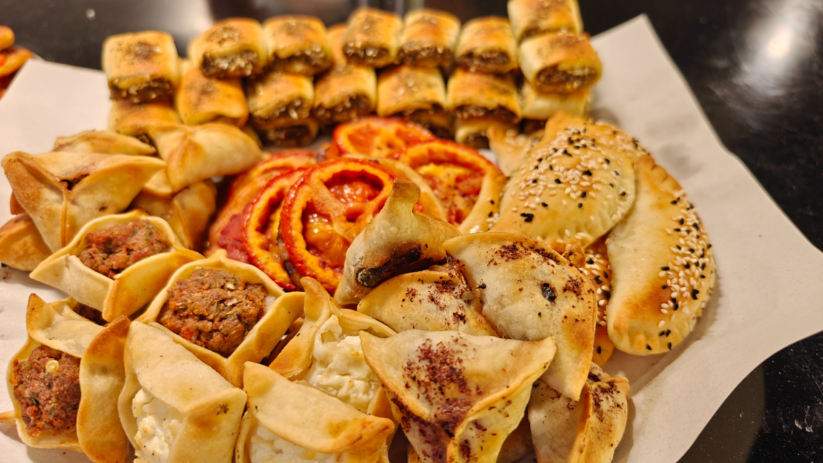 Наш первый завтрак в Бейруте. В какой-то забегаловке на районе едим какие то коробочки из теста с мясом внутри. 