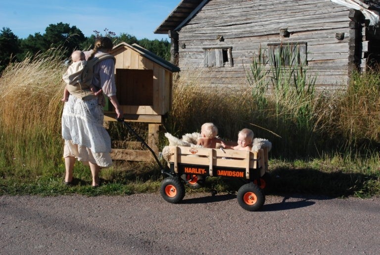 «Одна на острове с тремя младенцами». Как москвичка в 40 лет родила тройню в финской глуши и стала врагом для местной опеки