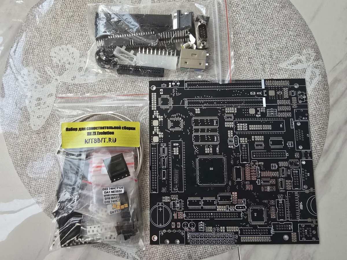 Набор для сборки компьютера ZX Evolution.