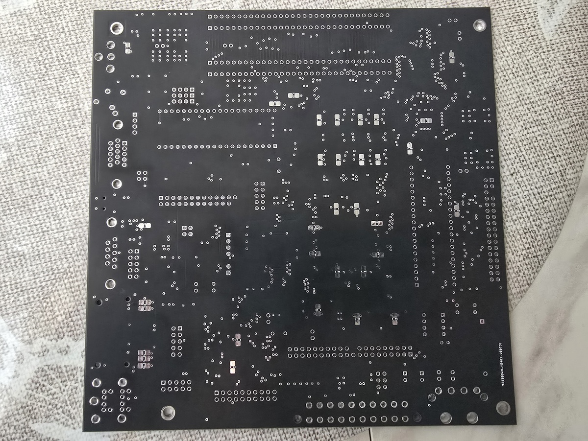 Задняя сторона платы компьютера ZX Evolution.