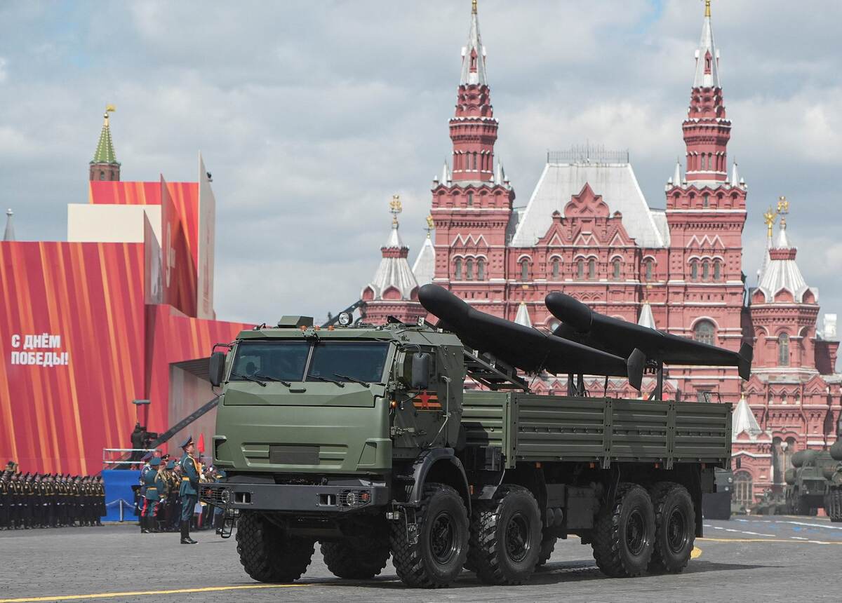 На тот момент находящаяся в стадии разработки, новая «Герань-3» участвует в Параде Победы 9 мая на Красной площади.