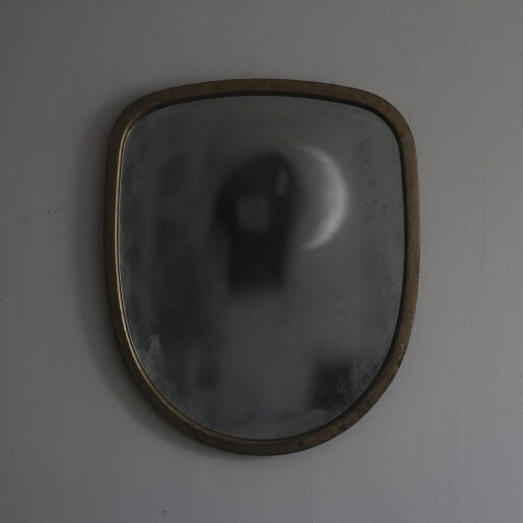 Зеркала во сне часто показывают то, что мы скрываем сами от себя.