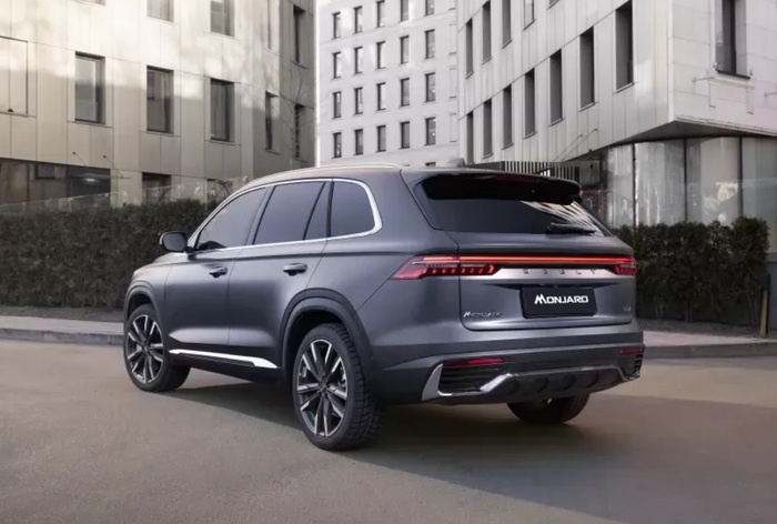 Geely Monjaro, вид сзади и сбоку слева