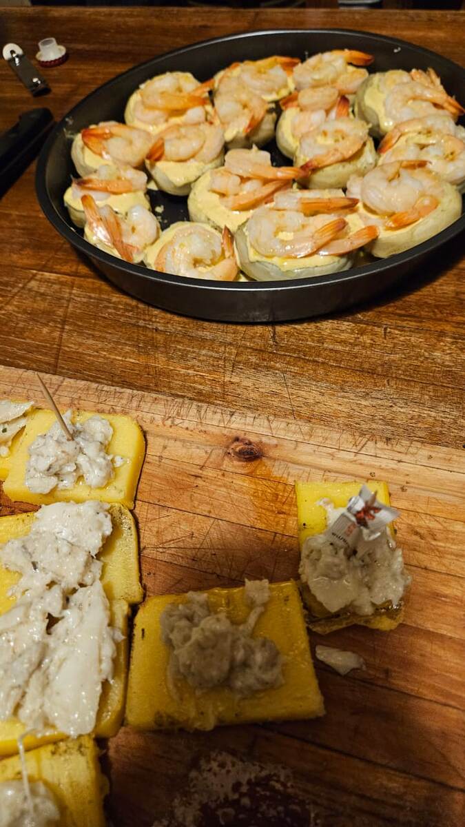 Антипаста. Это по-итальянски означает закуска перед ужином. На кусочках застывшей кукурузной каши разложен паштет из трески. На круглом блюде-половинки артишоков под соусом и креветки. 