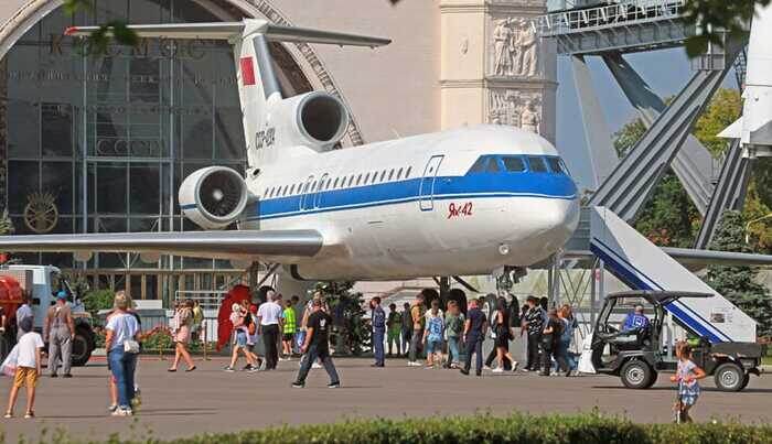 Як-42 на ВДНХ