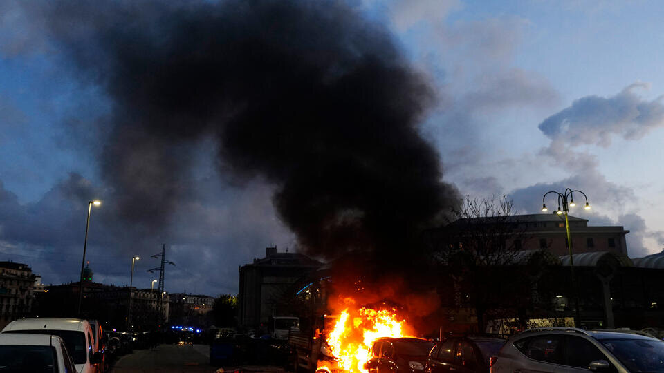     Болельщики ФК "Дженоа" и "Интер" устроили драку перед матчем в Генуе REUTERS/Matteo Ciambelli