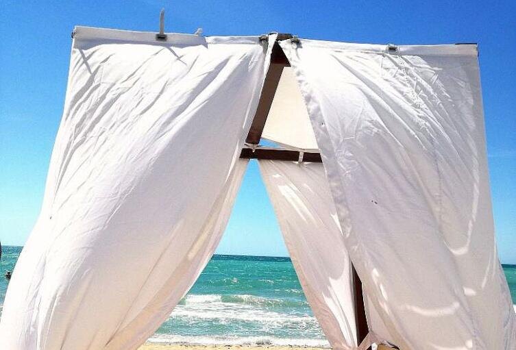    Вид на участок Красного моря на территории Иордании и особая форма пляжных тентов Фото: Андрей Кашкаров, личный архив