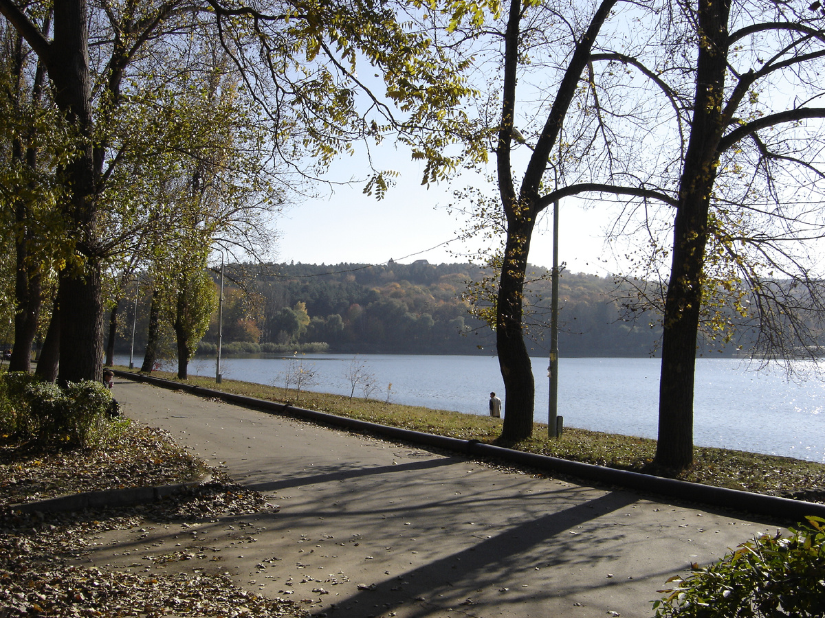 Кишинёв, осень 2006-го, Комсомолькое озеро. Я ещё работаю, но сижу и думаю о моём скором отъезде. 