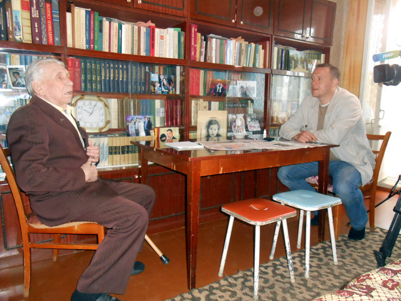 Май, 2016 года. Год 100-летия А.П. Маресьева. Телекомпания "Мир". Дмитрий Барбаш в гостях у Н.М. Присталова. Фото Марины Караваевой