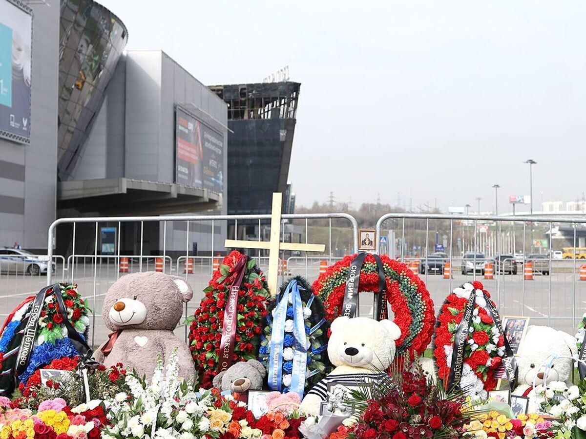    Мемориал возле "Крокус Сити Холла" в подмосковном Красногорске | © Фото : Crocus Group