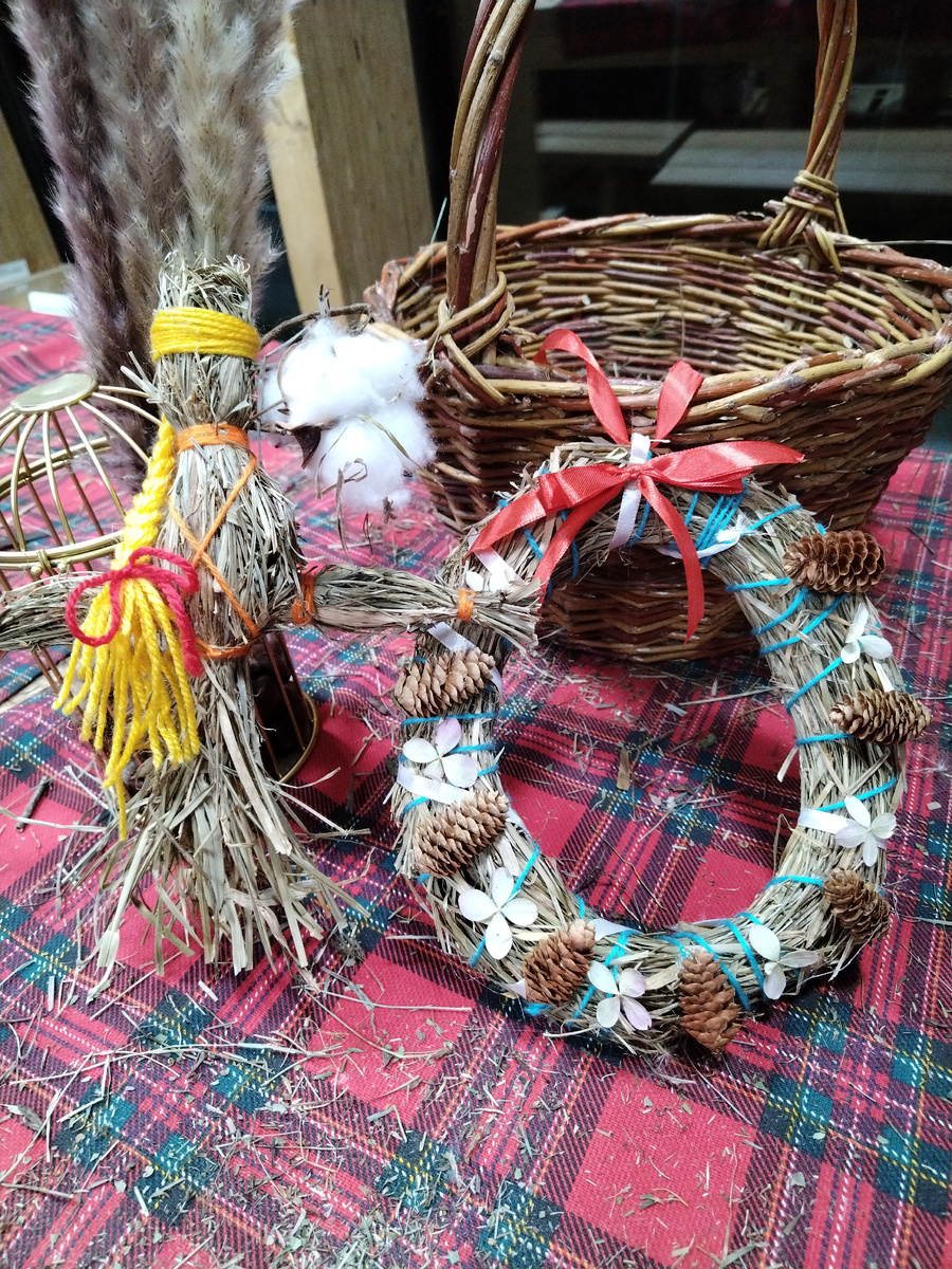 Сплели с сыном на мастер-классе венок и куклу из сена.