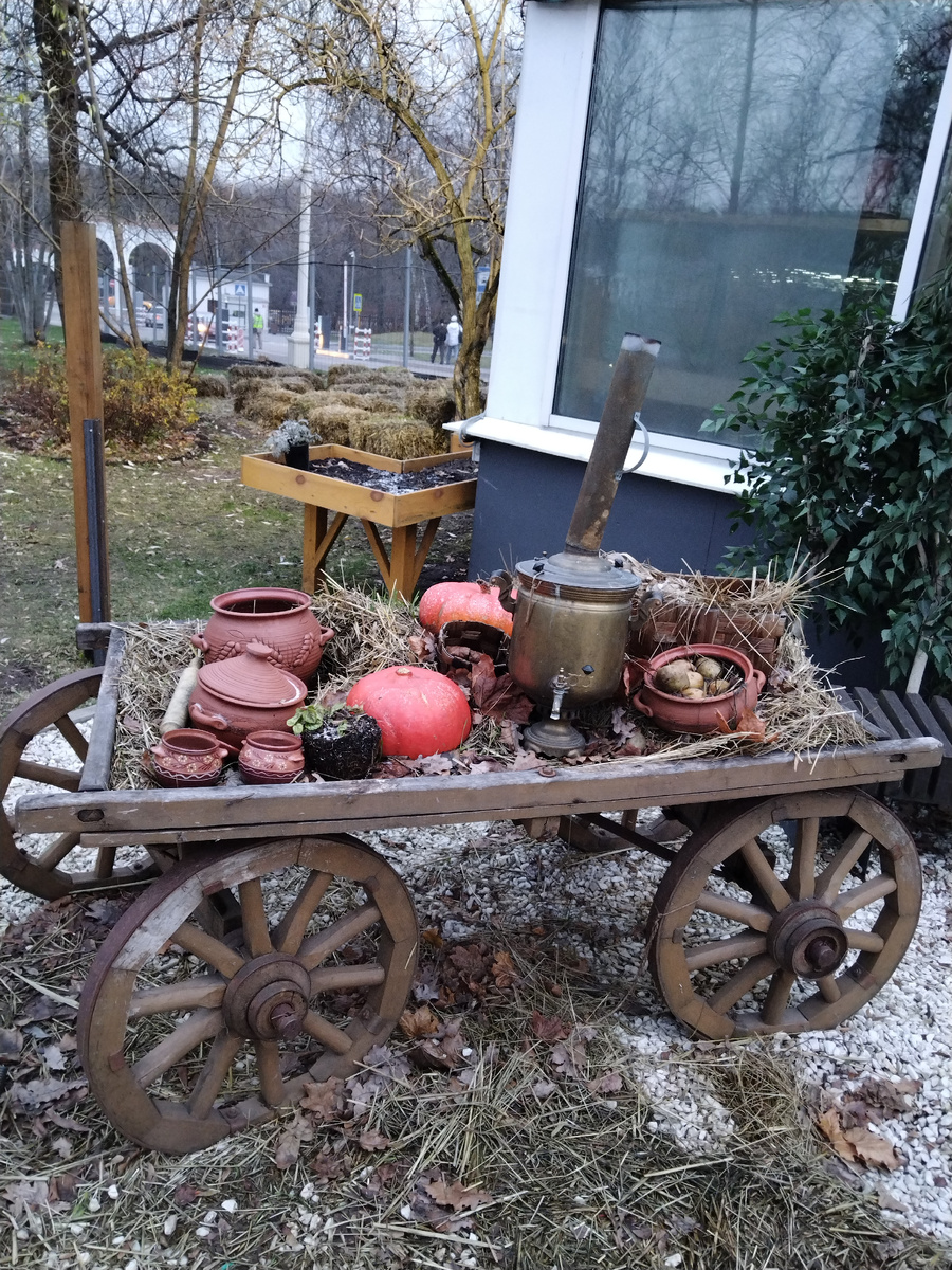 Вот такая гружёная тележка украшает местность Городской фермы (ВДНХ)