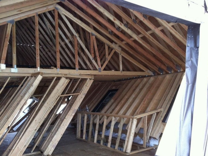 отсутствие диагональной жесткости в каркасе (нет осп, нет укосин, ошибки в проекте)