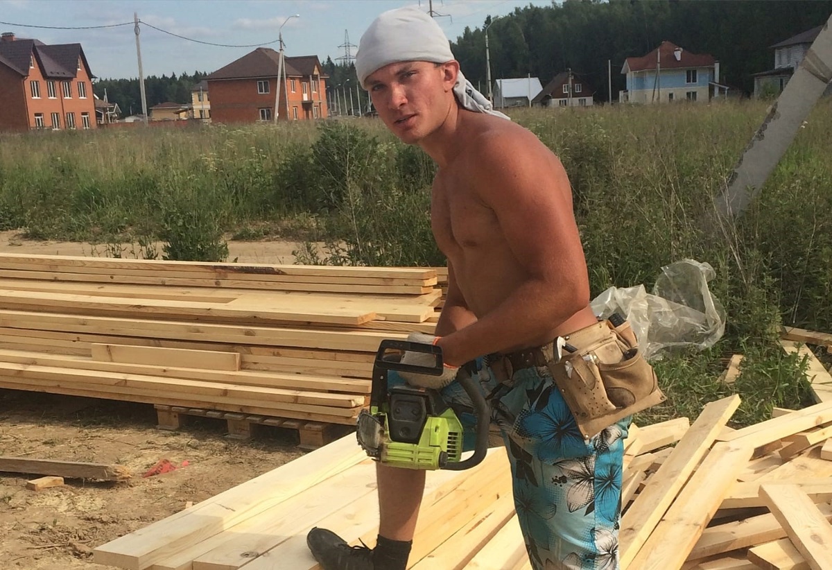 Строю каркасник в Щелково в 2016 году (бензопила просто для фото)