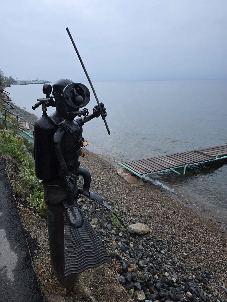 Набережная в пасмурную погоду. Рынок с ценами на рыбу. Продажа орехов на улице