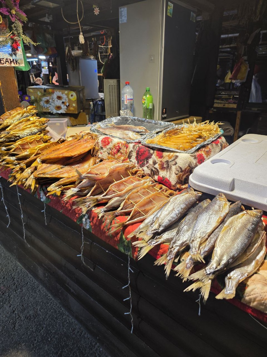 Листвянка - набережная (в пасмурную погоду) и рынок с ценами на рыбу