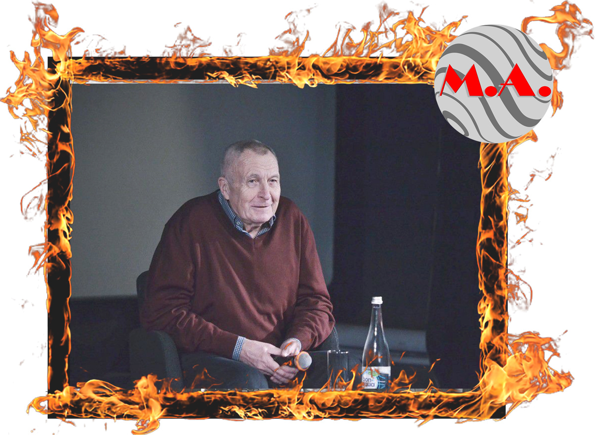 Родился 12 марта 1941 года в Москве в семье писателя Сергея Сергеевича Смирнова