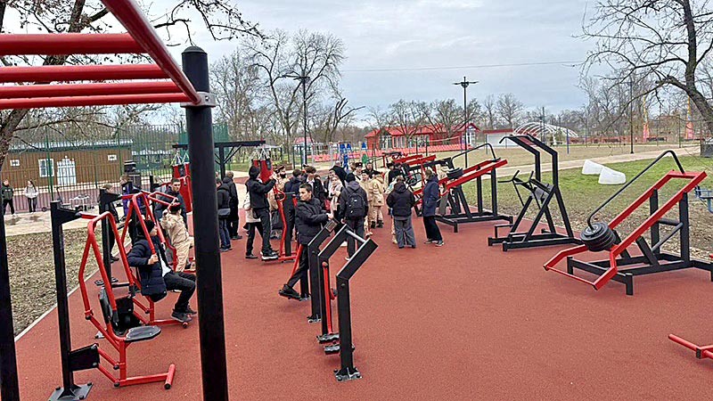    Продолжаем благоустраивать и обновлять городской пляж «Две зари»