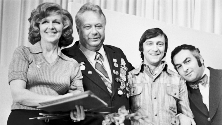    Телеведущая Валентина Леонтьева, спортивный комментатор радио и телевидения Николай Озеров и артисты эстрады Геннадий Хазанов и Левон Оганезов. © РИА Новости/ Валерий Шустов