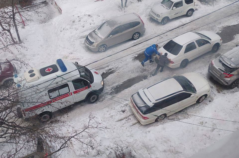 Водителю скорой пришлось толкать застрявшие машины в Петропавловске