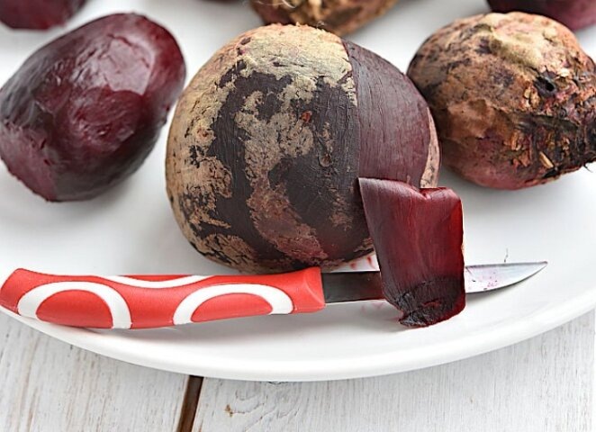 Первый закон запеченной свеклы - и 3 маленьких хитрости: сочная, как мед сладкая, нежная - не пересушенная, не переваренная. И не пригорает