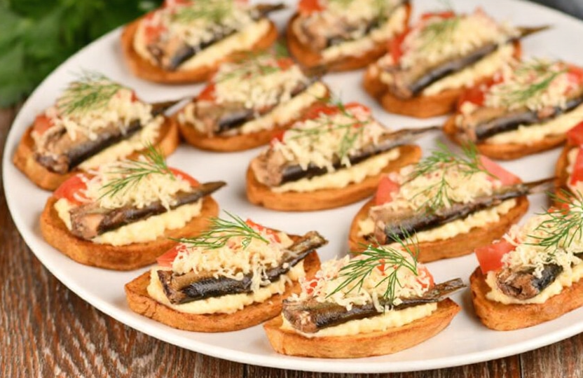 Бутерброды со шпротами, чтобы удивить гостей (5 рецептов)