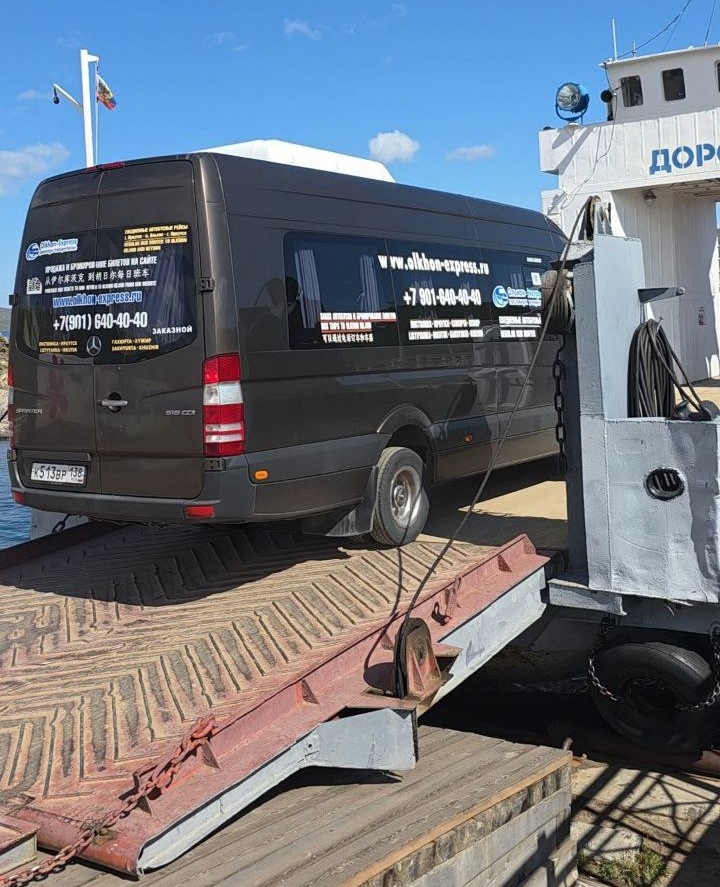 Наша рейсовая маршрутка заезжает на паром 