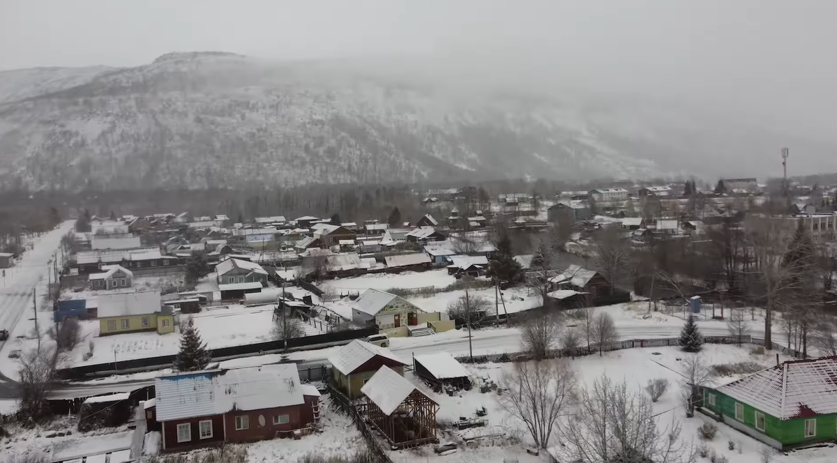 Поселок, над которым все время пар над крышами