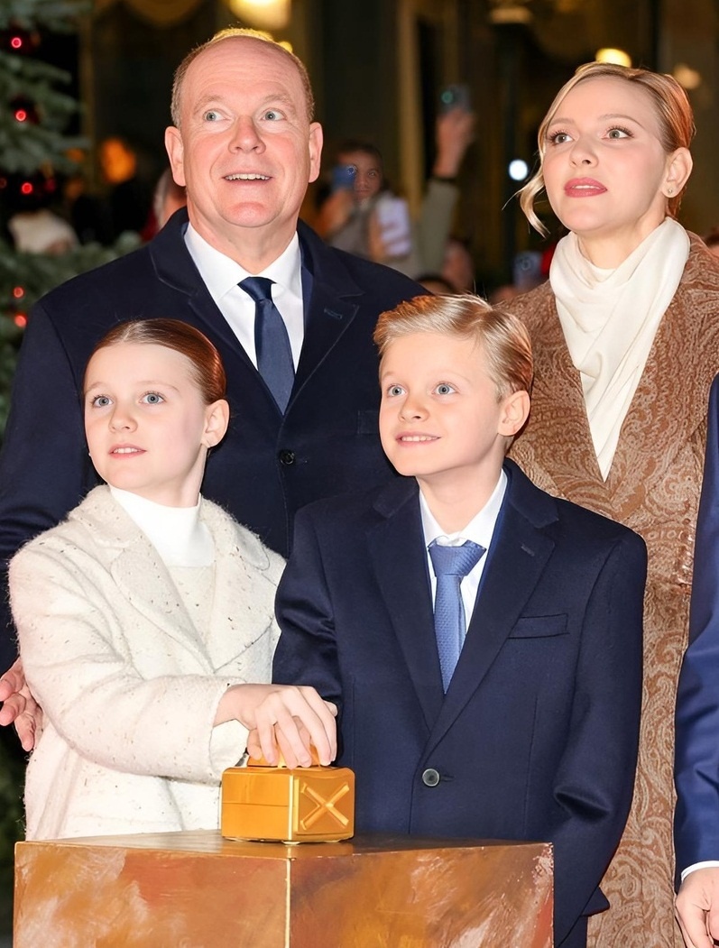 Жак и Габриэлла зажигают елку на  площади Монте-Карло, фото- социальные сети.