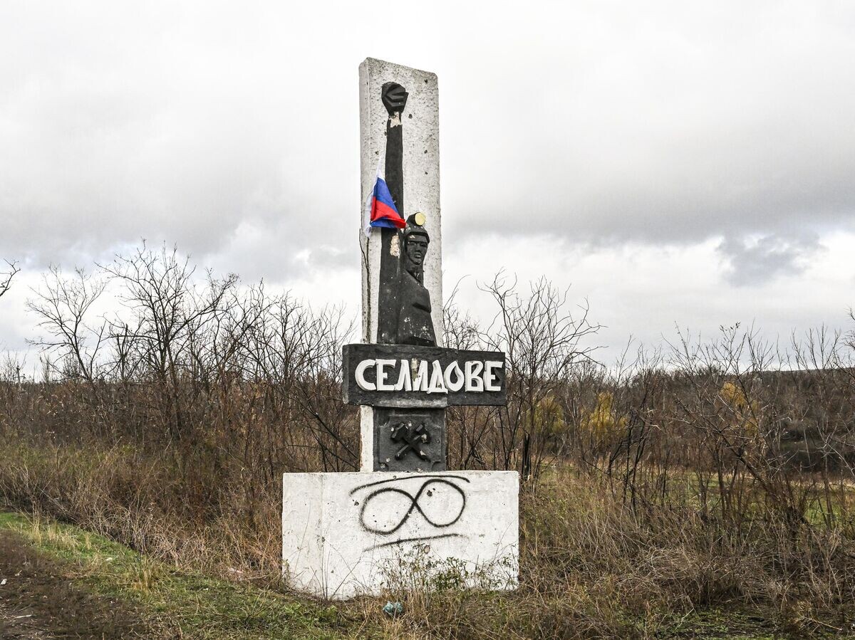    Стела в освобожденном городе Селидово в ДНР | © РИА Новости / Станислав Красильников