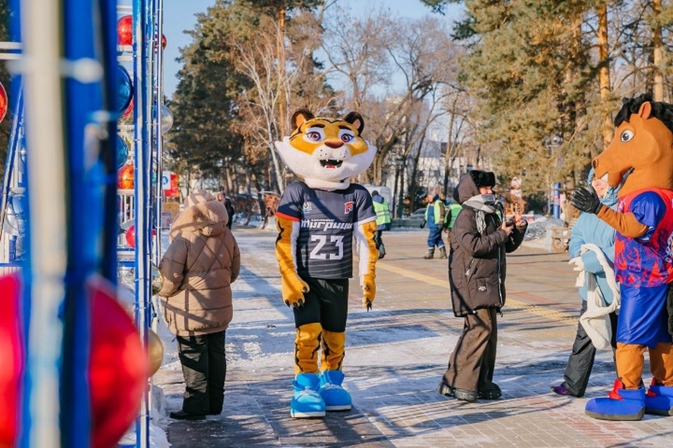    На открытии хабаровчан развлекали маскоты Ольга ГРИГОРЬЕВА