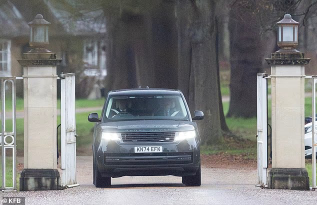 Автомобиль с Эндрю Маунтбаттен-Виндзором выезжает из Роял Лодж. 
