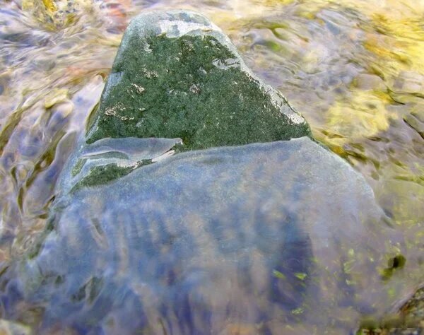 Глыба тингуаита в русле речки Петрелиуса, Хибины. Фото автора