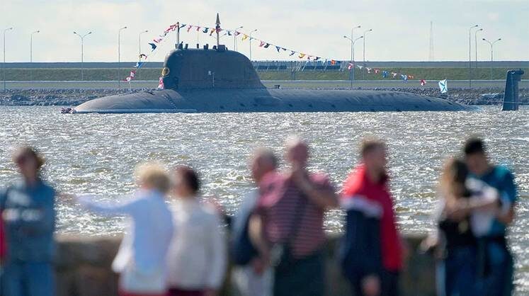    AP PHOTO/DMITRI LOVETSKY Подлодка К-560 «Северодвинск» на военном параде в Санкт-Петербурге