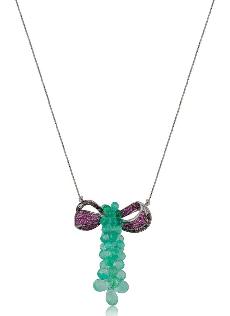 Кулон «Мирари» из белого золота с рубинами, черными бриллиантами и свисающими изумрудными бриллиантами.