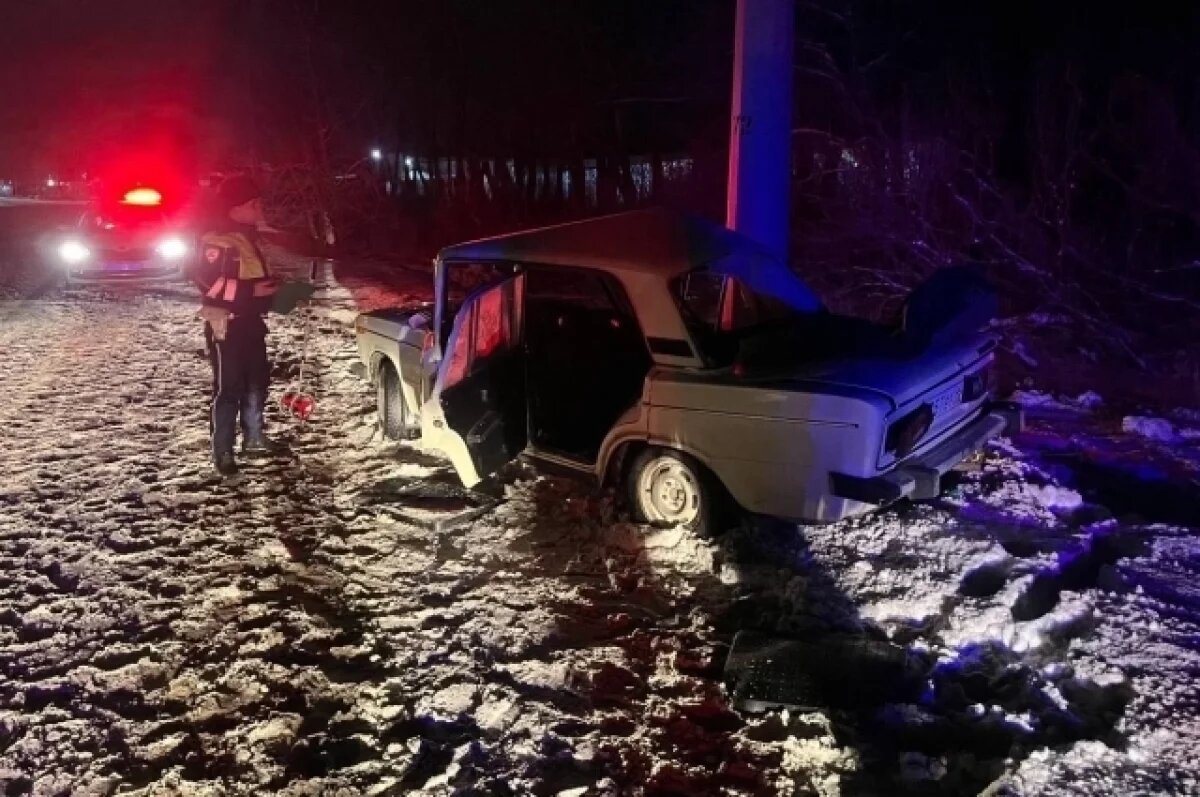    Молодой водитель въехал в опору уличного освещения в поселке Горный Щит