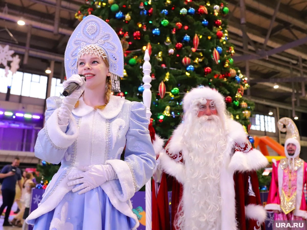     Цена на поздравление от Деда Мороза и Снегурочки в Сургуте начинается от 1500 рублей