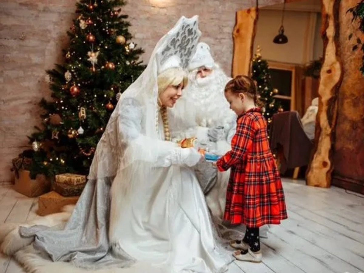    К детям придут яркие герои и вручат подарок