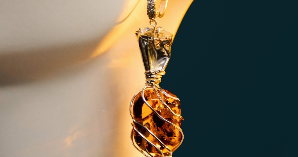 Нейросеть придумала янтарные серёжки-«конфеты»