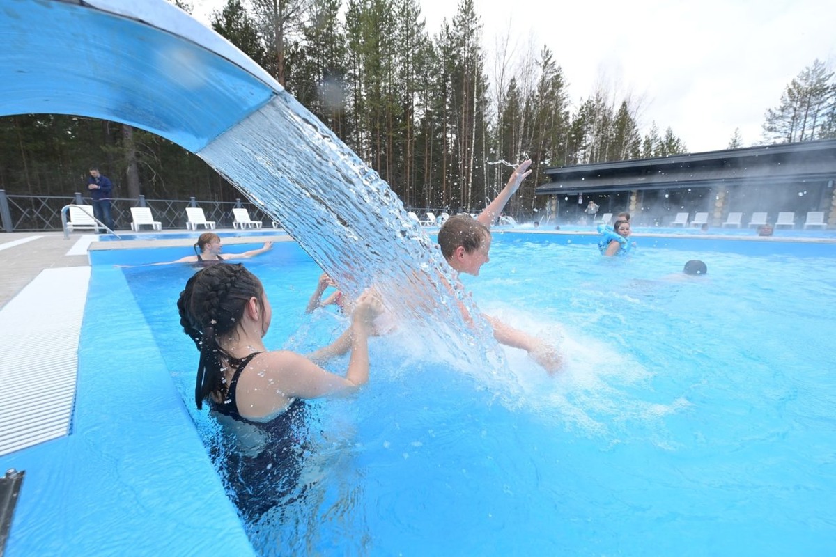    Первый открытый бассейн с подогревом в парк-отеле "Хвоя" в Кондопожском районе. Фото: "Республика"/Сергей Юдин