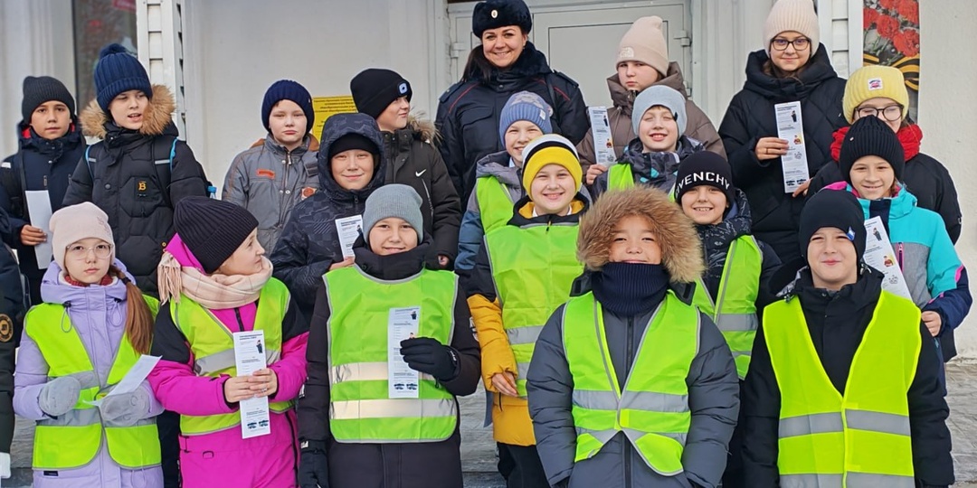 🏃‍♂️ В Юрге сотрудники Госавтоинспекции и ЮИДовцы провели совместную акцию под названием «Безопасная зима