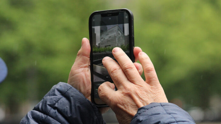 Использование смартфона. Фото Boaventuravinicius (CC BY 4.0)