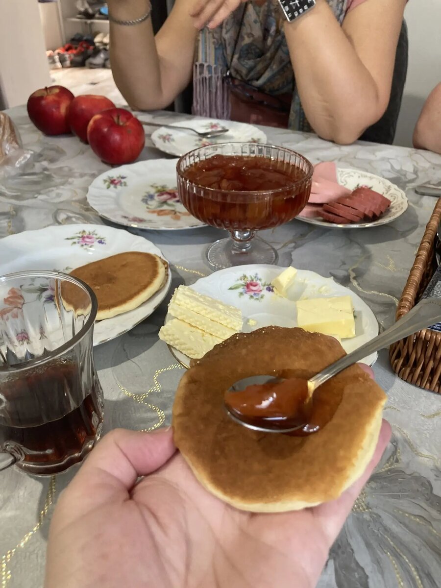 А, вон и чай. 