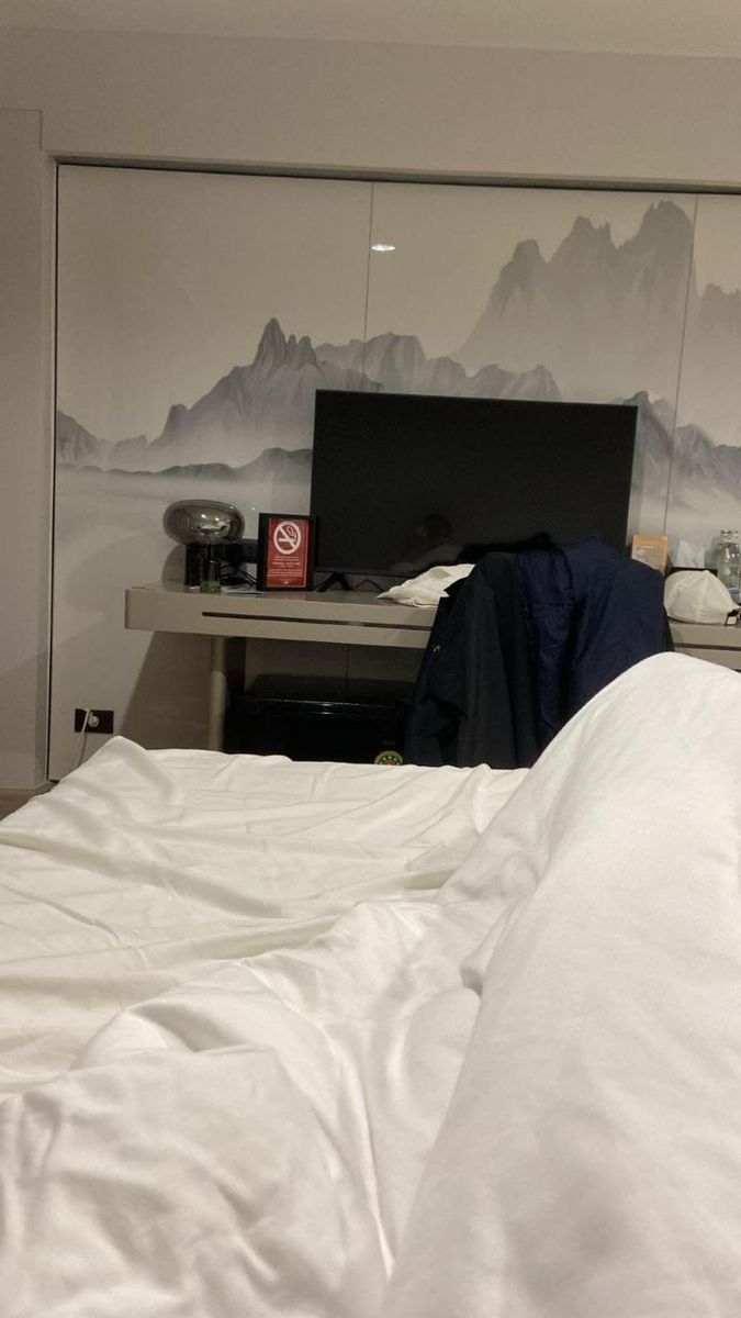 Отправил тете фото сразу после заселения. Может, кто узнает, что за отель? 