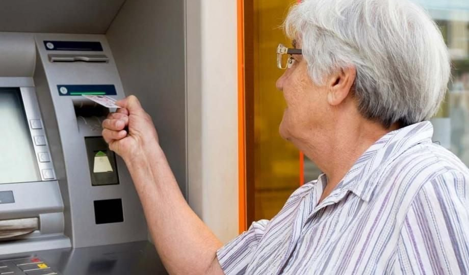 "С 15 декабря при снятии пенсии с карты потребуется подтверждение – новые правила"