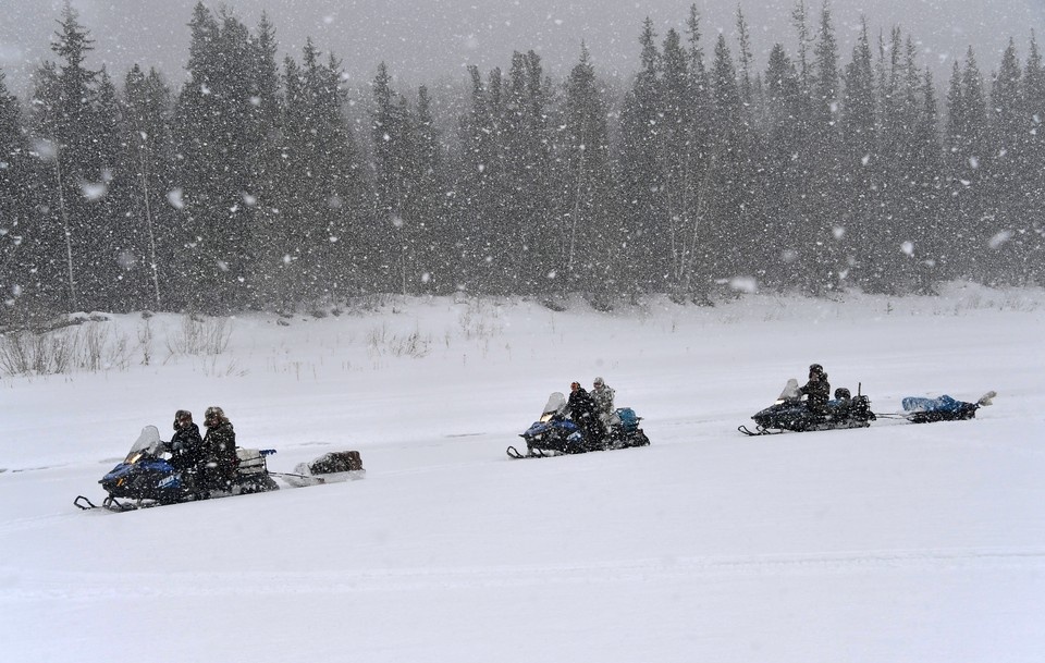    Спасатели ищут группу туристов на снегоходах. Фото носит иллюстративный характер. Владимир ВЕЛЕНГУРИН