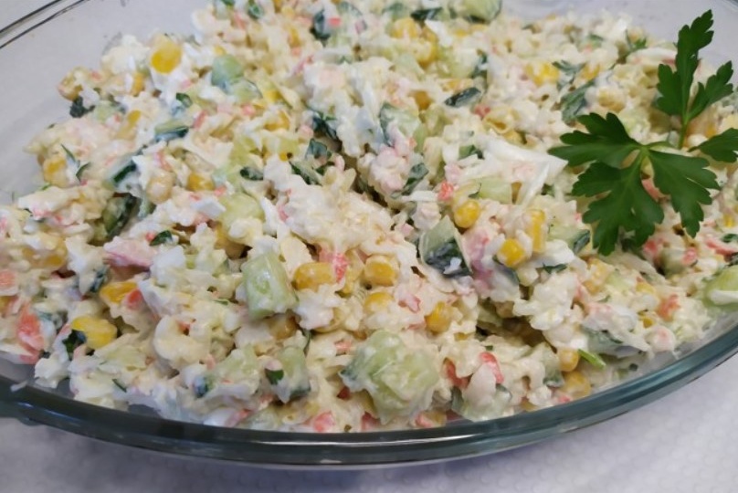 Салат с крабовыми палочками: с рисом или с киноа — что не вкуснее?