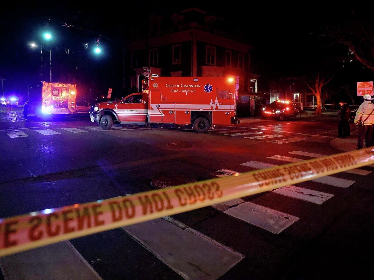    Сотрудники экстренных служб возле Брауновского университета в Провиденсе, штат Род-Айленд | © AP Photo / Mark Stockwell