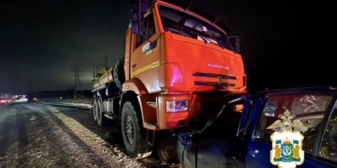 Под Нефтеюганском два человека погибли в ДТП с «КамАЗом»