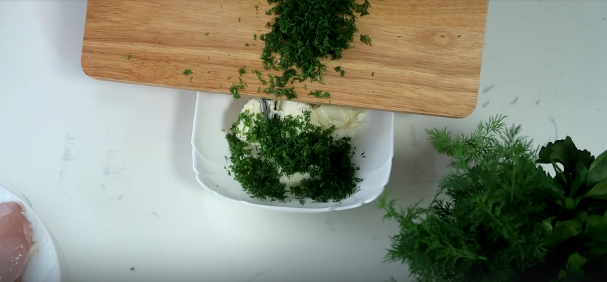 В мягкое сливочное масло добавляем мелко нарезанный укроп